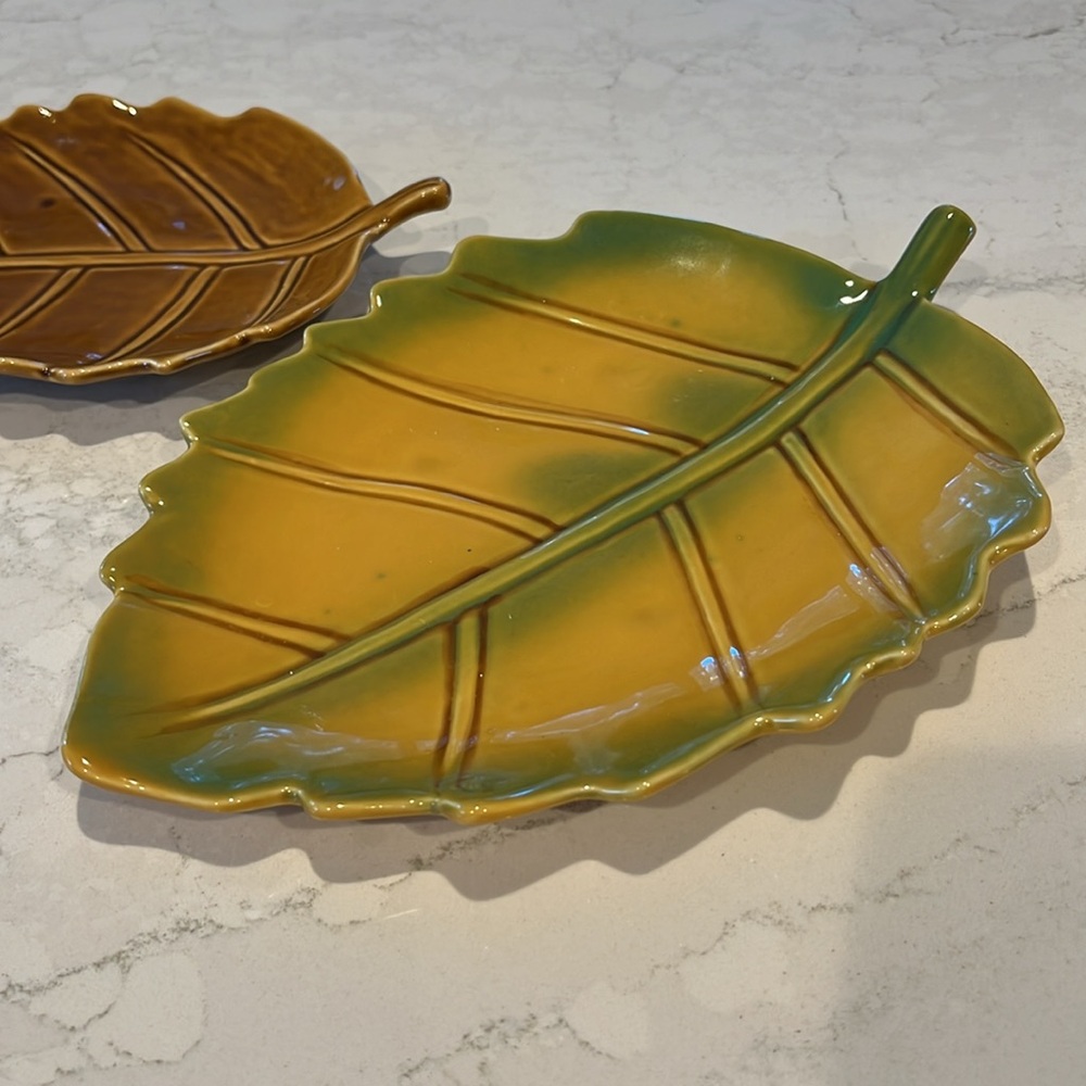 Set of Two Leaf Shaped plates. - Picture 2 of 5
